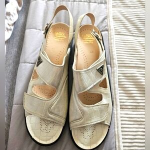 Fidelio Hallux FabiaF1/2 Crocodile Texture Stylish Cream Sandals Size 43/10 NWOT